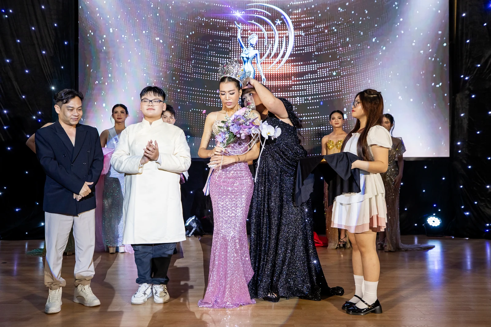 Khoảnh khắc trao vương miện trên sân khấu trong tư liệu Celestia 2025.